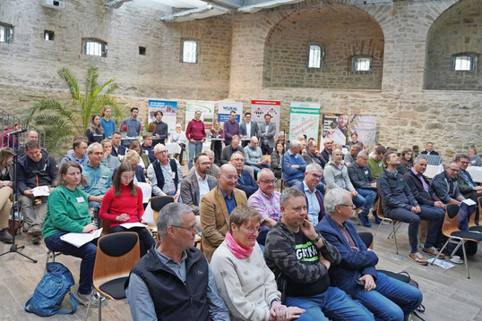ber 80 Personen nahmen insgesamt an der Podiumsdiskussion im Kanonenhof des Gartenbaumuseums in Erfurt teil.