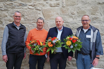 Matthias Kppers (links) gratuliert als Azerca-Vorsitzender den erneut gewhlten Vorstandsmitgliedern. Von links: Dieter Boland, Manfred Rieke und Helmut Hiedl.
