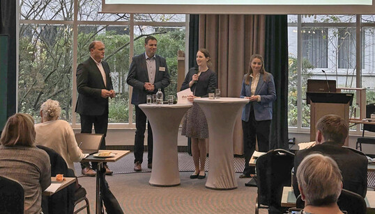 Was aus Sicht von Praktikerinnen und Praktikern fr ein gutes AKIS ntig ist, berichten unter der Moderation von Dr. Leonie Gbel, DVS (2. von rechts) von links: Carsten Stegelmann, Ulrich Westrup und Marie von Schnehen, Friedland).