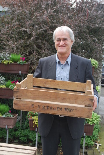 Straelens Stadtarchivar Bernhard Keuck prsentiert eine der historischen Gemsekisten 