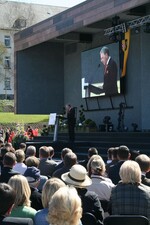 Aus dem ehemaligen Kasernengelände sei ein Paradies geschaffen worden, sagte Heinz
Herker, Präsident des Zentralverbands Gartenbau und Vorsitzender der
Landesarbeitsgemeinschaft Gartenbau und Landespflege (LAGL). Bei einer Gartenschau sei es nicht nur wichtig, einigen hunderttausend Besuchern schöne Stunden zu bereiten, „Wichtig ist es auch, Grünideen zu multiplizieren und Anregungen ins Land zu tragen für ein noch schöneres Nordrhein-Westfalen“, so Herker.