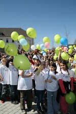 Rund 1.800 Kinder aus Hemer ließen tausende Luftballons steigen, als Ministerpräsident Rüttgers gegen 13.30 Uhr die 15. NRW-Gartenschau offiziell eröffnete.