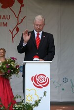 Der hessische Ministerpräsident am offiziellen Startknopf.