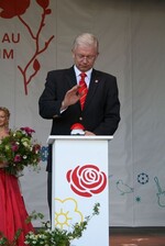 Der hessische Ministerpräsident am offiziellen Startknopf.