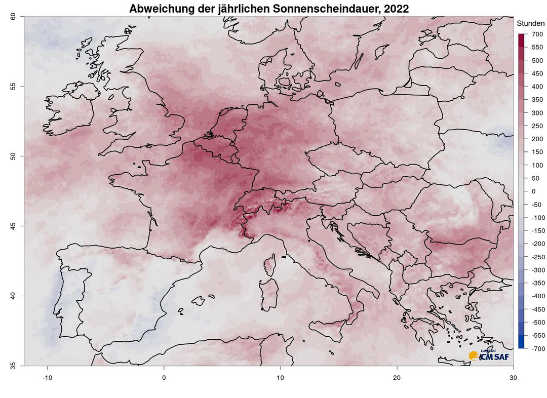 Abb. 18: Abweichung der Sonnenscheindauer im Jahr 2022 vom Mittelwert 1991-2020, abgeleitet aus Satellitendaten. [Quelle: CM SAF SARAH-2.1 Klimadatensatz und CM SAF Echtzeitdaten der Sonnenscheindauer]