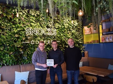 BuGG-Prsident Dr. Gunter Mann (Mitte) bergibt Julian Otto (Otto Blumen GmbH, links) im Beisein des Architekten Torsten Ohrnberger die Sieger-Plakette.