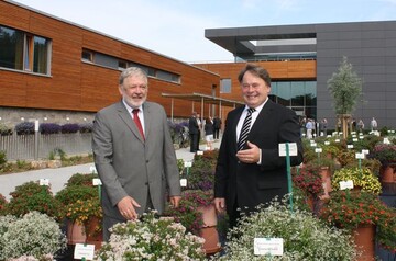 Staatsminister Helmut Brunner (rechts) und Anton Magerl, der scheidende Prsident der LWG vor dem Laborneubau des Fachzentrums Analytik der LWG in Veitshchheim.