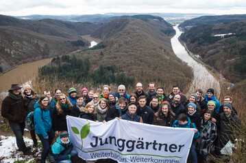 Gruppenfoto der Junggrtner beim Besuch der Saarschleife