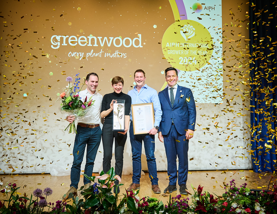 Die begehrte "Goldene Rose" wurde Greenwood Plants von AIPH-Präsident Leonardo Capitanio auf der IPM ESSEN überreicht.