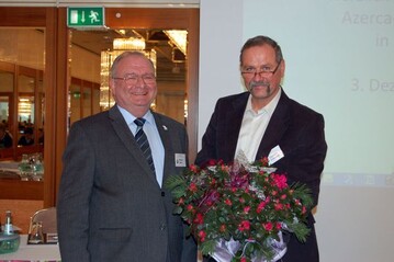 Der Prsident des Bayerischen Grtnereiverbandes Roland Albert (links) stimmte die Azercaner auf die Verbandstagung und die bayerische Metropole Mnchen ein. 