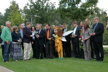 ALG-Vorsitzender Andreas Lohff (3.von links) berreicht Bernd Schrder, Vorsitzender des
Wirtschaftsausschusses des Landes Schleswig-Holstein, einen Ginkgo als Symbol fr mehr
Grn in Stdten. 