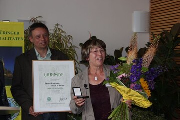 Annette Altmann freut sich ber die hohe Auszeichnung des Zentralverbandes Gartenbau mit Ulrich Haage, Prsident des Landesverbandes Gartenbau Thringen.