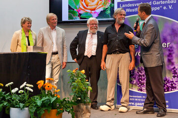 Ein denkwrdiges Jubilum feiert Peter Ambrosius (2.v.re.) mit seiner Teilnahme an der 9. Hallenschau. Fr 50 Jahre Teilnahme auf Bundes- und Internationalen Gartenschauen insbesondere fr die Erforschung von Dahlien und Gerbera danken ihm Renate Behrmann (li.), Ausstellungsbevollmchtigte der DBG, Heiner Baumgarten (2. v. li.), Geschftsfhrer igs hamburg 2013, Heinrich Hiep (3.v.li.), Prsident Landesverband Gar-tenbau Rheinland e.V und Helmut Rskamp (re.) Prsident Landesverband Gartenbau West-falen-Lippe e.V.. 