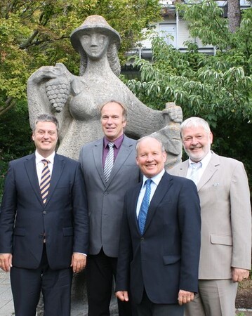 Das Bild zeigt von links Ministerialdirektor Martin Neumeyer, den neue LWG-Prsidenten Professor Sebastian Peisl, den neuen Vizeprsidenten der LWG Hermann Kolesch und den Anton Magerl, den ehemaligen Prsidenten der LWG.
