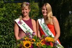 Dominique Ostheeren (l.), Deutsche Blumenfee 2012/13, übergibt das Amt als Repräsentantin des gärtnerischen Berufsstandes an Jessica Meier (r.), Deutsche Blumenfee 2013/14.
