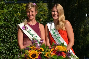 Dominique Ostheeren (l.), Deutsche Blumenfee 2012/13, bergibt das Amt als Reprsentantin des grtnerischen Berufsstandes an Jessica Meier (r.), Deutsche Blumenfee 2013/14.