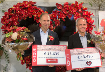 Whrend der Royal FloraHolland Trade Fair Aalsmeer berreichte die Anthurium-Grtnergruppe der Deutschen und der Niederlndischen Herzstiftung die Spendenschecks.