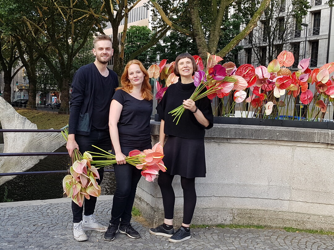 Entworfen und realisiert wurde das florale Kunstwerk von der vielfach ausgezeichneten Floristin Susanne Schmitt (r.) und ihrem Team.