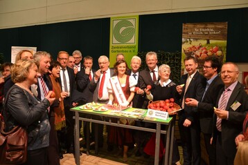 Der Ausschuss fr Ernhrung und Landwirtschaft am Apfelstand des Zentralverbandes Gartenbau.