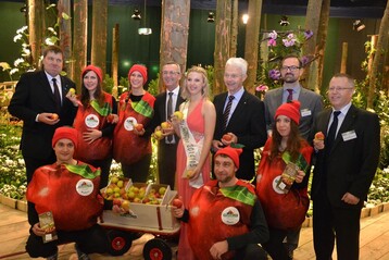 Der ZVG prsentiert mit der diesjhrigen Deutschen Blumenfee, Christina Aumann, den deutschen Apfel.
