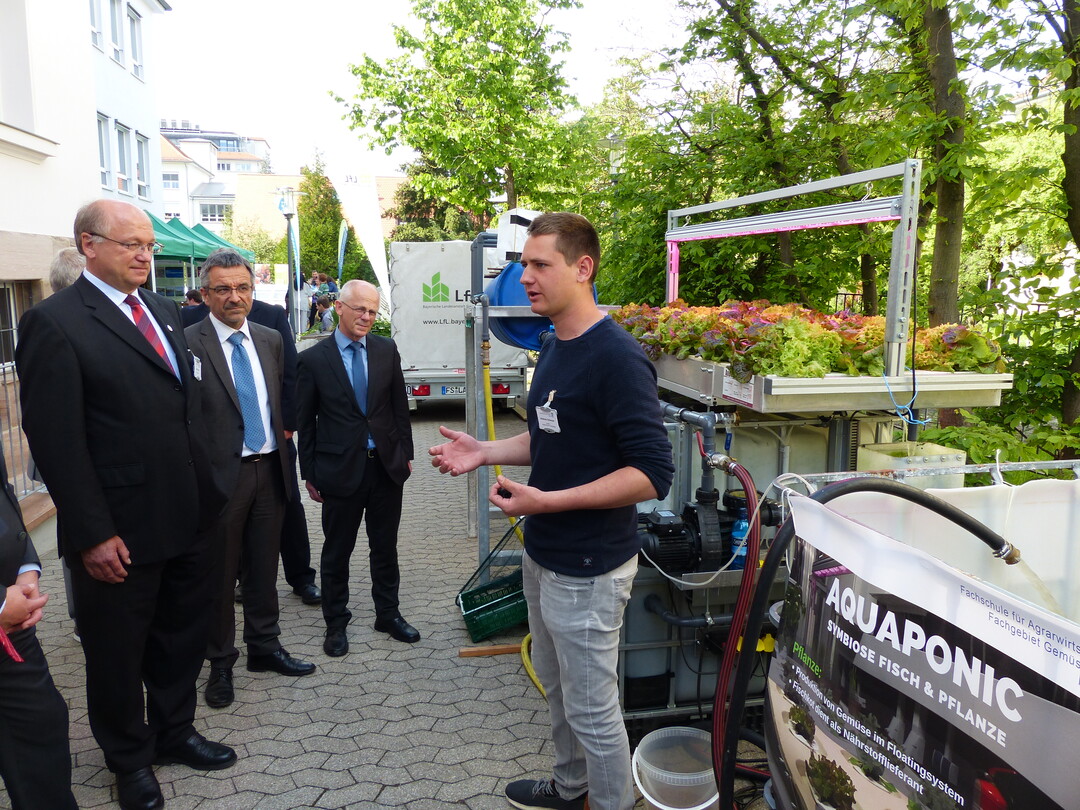 Aquaponic: Stefan Scherzer, Studierender an der Meisterschule fr Gemsebau am AELF Frth, erluterte dem Behrdenleiter Horst Krehn (1. v. l.) und den Ehrengsten bei der Einweihung des Amtes nach dem Umbau das Schulprojekt Aquaponic-Kultur.