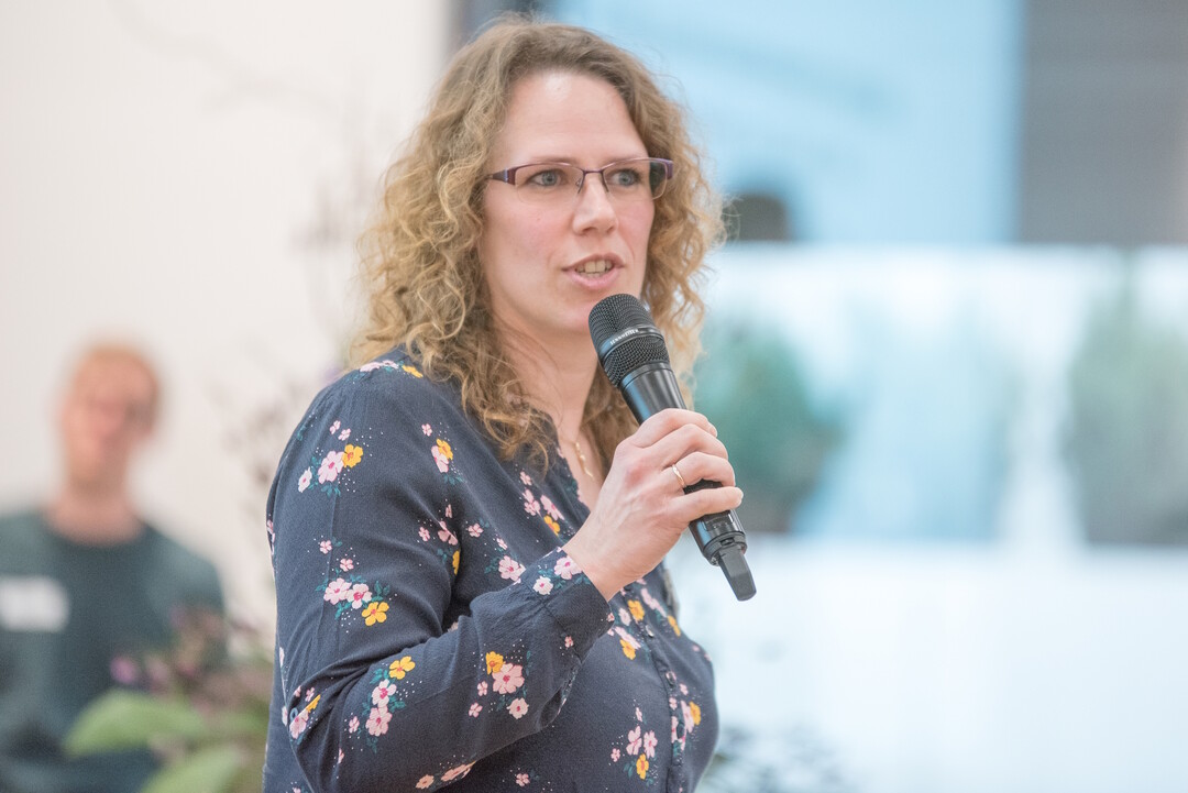 „Aus den Erfahrungen der TerZ-Demonstrationsbetriebe leiten wir die Empfehlung ab, den Torfanteil in kleinen Schritten zu verringern und regelmäßig Proben zu nehmen, um für die eigene Produktion genügend Erfahrungen zu sammeln“, berichtete Katja Arndt, Projektkoordinatorin bei der Landwirtschaftskammer Niedersachsen.