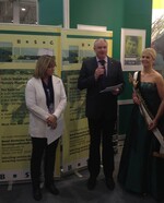 BdB-Präsident Helmut Selders präsentiert auf der IPM die Vorteile der Artikelstämme. Im Hintergrund informieren zwei Rollups (in Deutsch und Englisch) über die Artikelstämme.