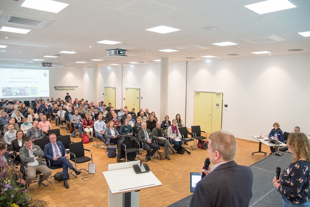 Rund 130 Fachbesucherinnen und -besucher kamen zur Abschlussveranstaltung des Projekts TerZ  Einsatz torfreduzierter Substrate im Zierpflanzenbau bei der Landwirtschaftskammer Niedersachsen in Hannover-Ahlem.