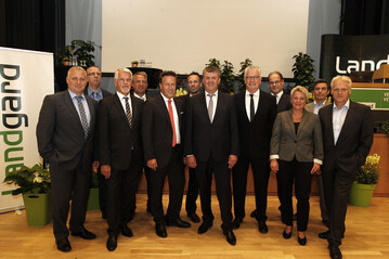 Der neu konstituierte Aufsichtsrat und der Vorstand der Landgard eG nach der Vertreterversammlung 2016 (v.l.): Jrgen Int-Veen, Martin Flintrop, Werner Terheggen, Willi Andree, Armin Rehberg (Vorstandsvorsitzender der Landgard eG), Hilko Dahlke, Bert Schmitz (Aufsichtsratsvorsitzender der Landgard eG), Karl Voges (Vorstand der Landgard eG), Wolfgang Schubert, Sylvia Wegelin, Peter Zander und Norbert Artmeyer. Es fehlen Manfred Rieke und Theo Germes.
