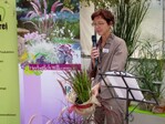 Sigrid Lechner-Süberkrüb präsentierte im Rahmen der mittelfränkischen Auftaktveranstaltung die Vielfalt an Gräsern aus eigener Produktion.