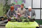 In Ortenburg eröffnete die Landtagsabgeordnete Reserl Sem die Aktionswoche und bepflanzte gemeinsam mit dem Ortenburger Bürgermeister Hans Halser (rechts) und unter fachlicher Anleitung von Betriebsinhaber Franz Öller (Mitte) eine herbstliche Schale.