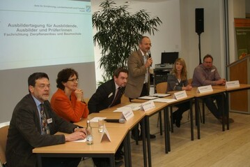 (vlnr): Anton Liedl (Staatliches Berufliches Schulzentrum Regensburger Land), Elisabeth Frick (Schulleiterin Mittelschule Alteglofsheim), Jrgen Gritschmeier (Agentur fr Arbeit Regensburg), Andreas Schmitt (Gartenbauzentrum Bayern Mitte), Verena Haiker (Auszubildende Zierpflanzenbau), Bernd Fischer (Bezirksvorsitzender Bayerischer Grtnereiverband)