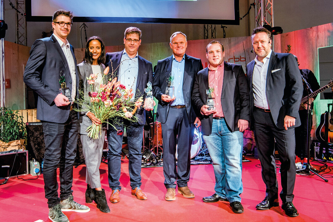 Von links: Christian Welzel (Landgard Nachwuchspreis Blumen & Pflanzen), Sara Nuru (Laudatorin, Unternehmerin und Model), Marc Peters (Landgard Erzeugerbetrieb des Jahres Blumen & Pflanzen), Heinz Stoffers (Landgard Erzeugerbetrieb des Jahres Obst & Gemse), Markus Schwarz (Landgard Nachwuchspreis Obst & Gemse) und Armin Rehberg (Vorstandsvorsitzender der Landgard eG)