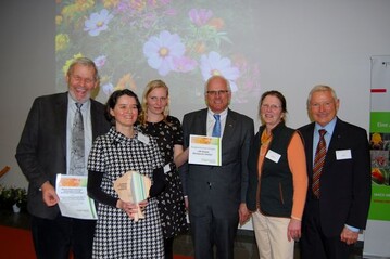 Von links: Lder Nobbmann, Vorsitzender BundesArbeitsgemeinschaft PflanzenSammlungen, Bettina de la Chevallerie, Projektleiterin Netzwerk Pflanzensammlungen, Sandra von Re-kowski, DGG-Geschftsfhrerin, Staatssekretr Peter Bleser, Andrea Tiedtke-Klugow, DGG-Pressereferentin, Karl Zwermann, DGG-Prsident.