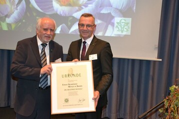 ZVG-Prsident Jrgen Mertz zeichnet Dr. Siegfried Scholz fr besondere Verdienste mit der Ernst-Schrder-Mnze in Silber aus.
