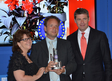 Harm Custers, Verkaufs- und Marketing-Manager Blumen von Takii, nahm den Preis aus den Hnden von Fleuroselect-Prsident Nils Klemm (rechts) und Fleuroselect-Gerneralsekretrin Sally van der Horst entgegen.