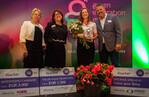 Nadine Rijk, Züchter, Josep Maria Padrosa Benet, Product Manager, nahmen den Preis aus den Händen von Heike Gronemann, Vorsitzende des FleuroStar-Komitees und Fleuroselect Secretary General Sally van der Horst entgegen.