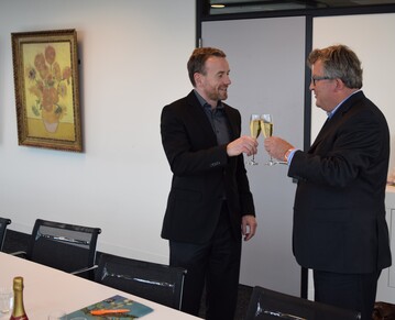 Axel Rger, Geschftsfhrer des Van Gogh Museum und Biense Visser, Vorstandsvorsitzender der Dmmen Orange begingen feierlich diesen Fnfjahresvertrag.