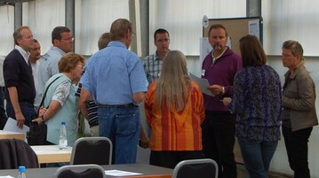 Intensiv diskutiert wurde zusammen mit dem Azerca-Vorsitzenden Gerhard Friedrich (2.v.r.)
ber die von den Projektgruppen vorgelegte Arbeit. 