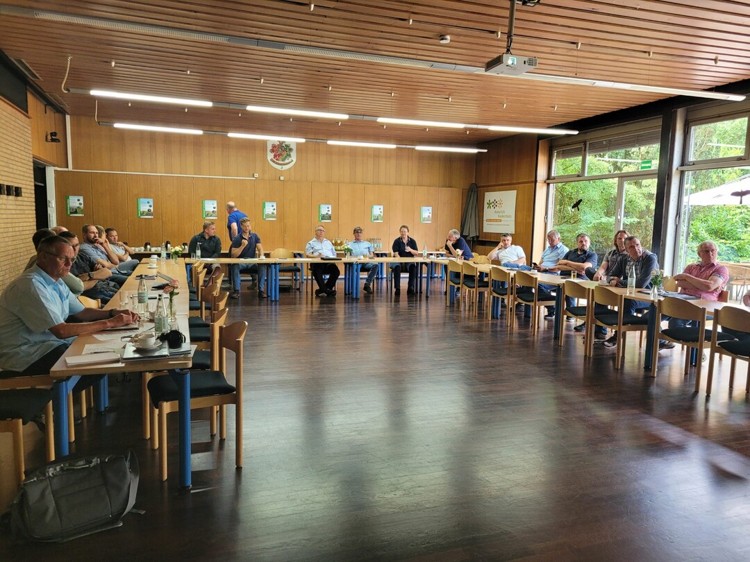 Im Gartenbauzentrum Straelen informierten sich die Azercaner ber die aktuellen Versuche.