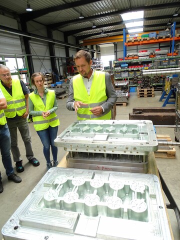 Dominik Lemken von der Firma Walter zeigt die Spitzgussform fr den ersten ETP-Tray, der in Umlauf kommen wird.
