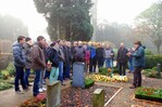 Welche Sorten eignen sich am besten für die Pflanzung von Erica gracilis und Calluna vulgaris auf Gräbern? Andreas Lohff diskutierte diese Frage mit den Azercanern auf dem St. Lorenz-Friedhof in Lübeck.