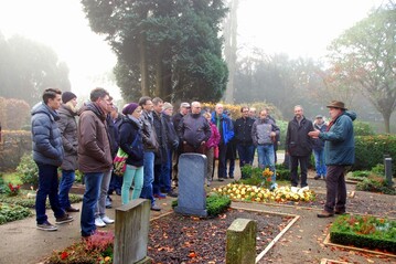 Welche Sorten eignen sich am besten fr die Pflanzung von Erica gracilis und Calluna vulgaris auf Grbern? Andreas Lohff diskutierte diese Frage mit den Azercanern auf dem St. Lorenz-Friedhof in Lbeck.