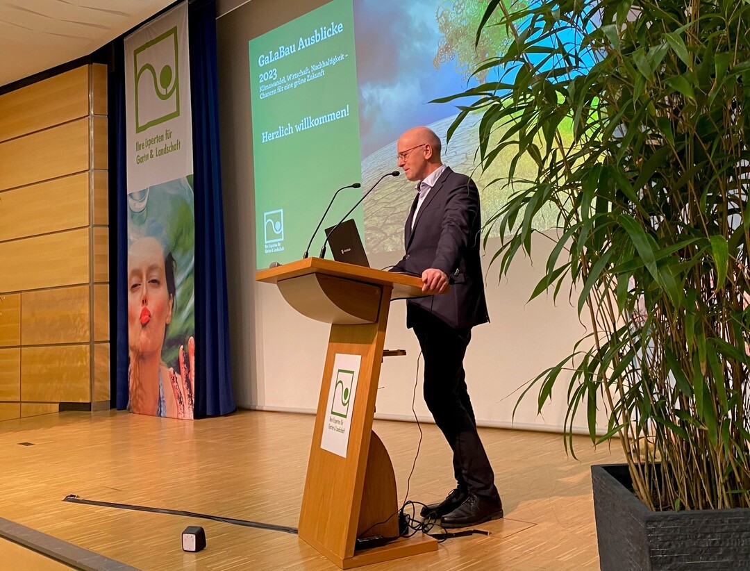 Der Prsident des Verband Garten-, Landschafts- und Sportplatzbau NRW Josef Mennigmann bei der Erffnung derGaLaBau Ausblicke 2023