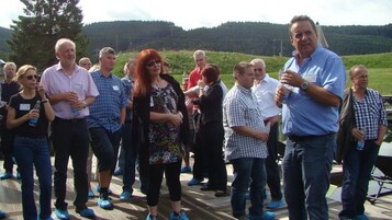 Hubert Sumser erlutert den Teilnehmern der Mitgliederversammlung die Gegebenheiten zur Raumbegrnung im Badeparadies Schwarzwald in Titisee-Neustadt. 