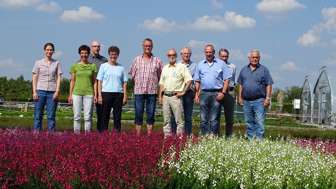 Die Teilnehmer der Azerca-Zchtungsausschuss-Sitzung auf dem Feld in Bad Zwischenahn (von links): Dr. Daniela Christ, Prof. Dr. Annette Hohe, Dr. Stefan Ehrentraut, Dr. Elke Ueber, Matthias Kppers, Peter Dettmer, Horst Marohn, Helmuth Hiedl, Kurt Kramer und Heinz Manten.