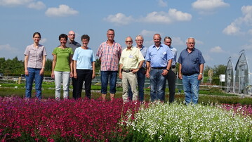 Die Teilnehmer der Azerca-Zchtungsausschuss-Sitzung auf dem Feld in Bad Zwischenahn (von links): Dr. Daniela Christ, Prof. Dr. Annette Hohe, Dr. Stefan Ehrentraut, Dr. Elke Ueber, Matthias Kppers, Peter Dettmer, Horst Marohn, Helmuth Hiedl, Kurt Kramer und Heinz Manten.