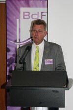 Helmut Barthels, Vorsitzender der Fachgruppe der Friedhofsgärtner im Gartenbauverband Nord e. V., begrüßte zu Beginn der Tagung herzlich alle Teilnehmer in Hamburg und machte deutlich, dass nur in der Gemeinschaft etwas erreicht werden kann.