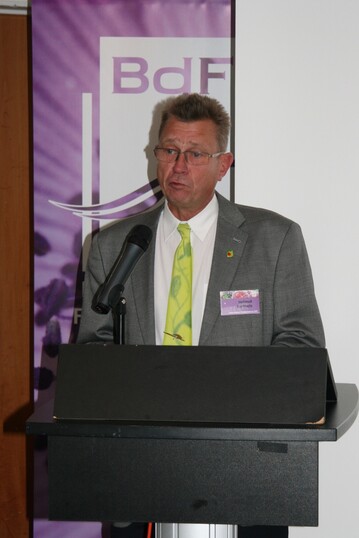  Helmut Barthels, Vorsitzender der Fachgruppe der Friedhofsgrtner im Gartenbauverband Nord e. V., begrte zu Beginn der Tagung herzlich alle Teilnehmer in Hamburg und machte deutlich, dass nur in der Gemeinschaft etwas erreicht werden kann. 