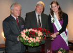 Die Deutsche Blumenfee 2010/2011, Christiane Sander, präsentierte ihre Arbeit und ihr floristisches
Können im Pressegespräch und auf dem Festabend der Friedhofsgärtner. Karl Hartmann, Vorsitzender der bayerischen Fachgruppe der Friedhofsgärtner (links), und Lüder Nobbmann, Vorsitzender des Bundes deutscher Friedhofsgärtner (BdF) im ZVG waren von ihrem trauerfloristischen Werkstück begeistert.